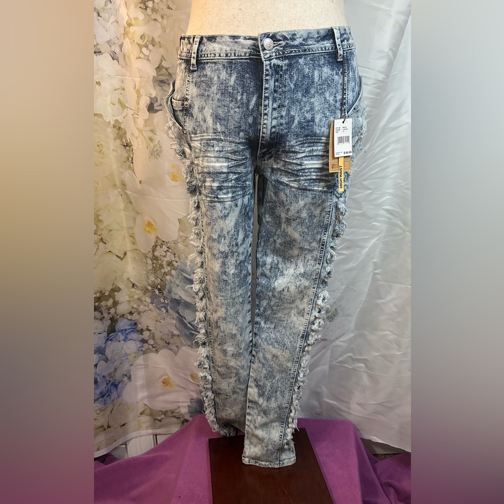NWT Red Fox premium jeans Acid Wash Frayed Women Stretch Denim 90’s Style whiskr